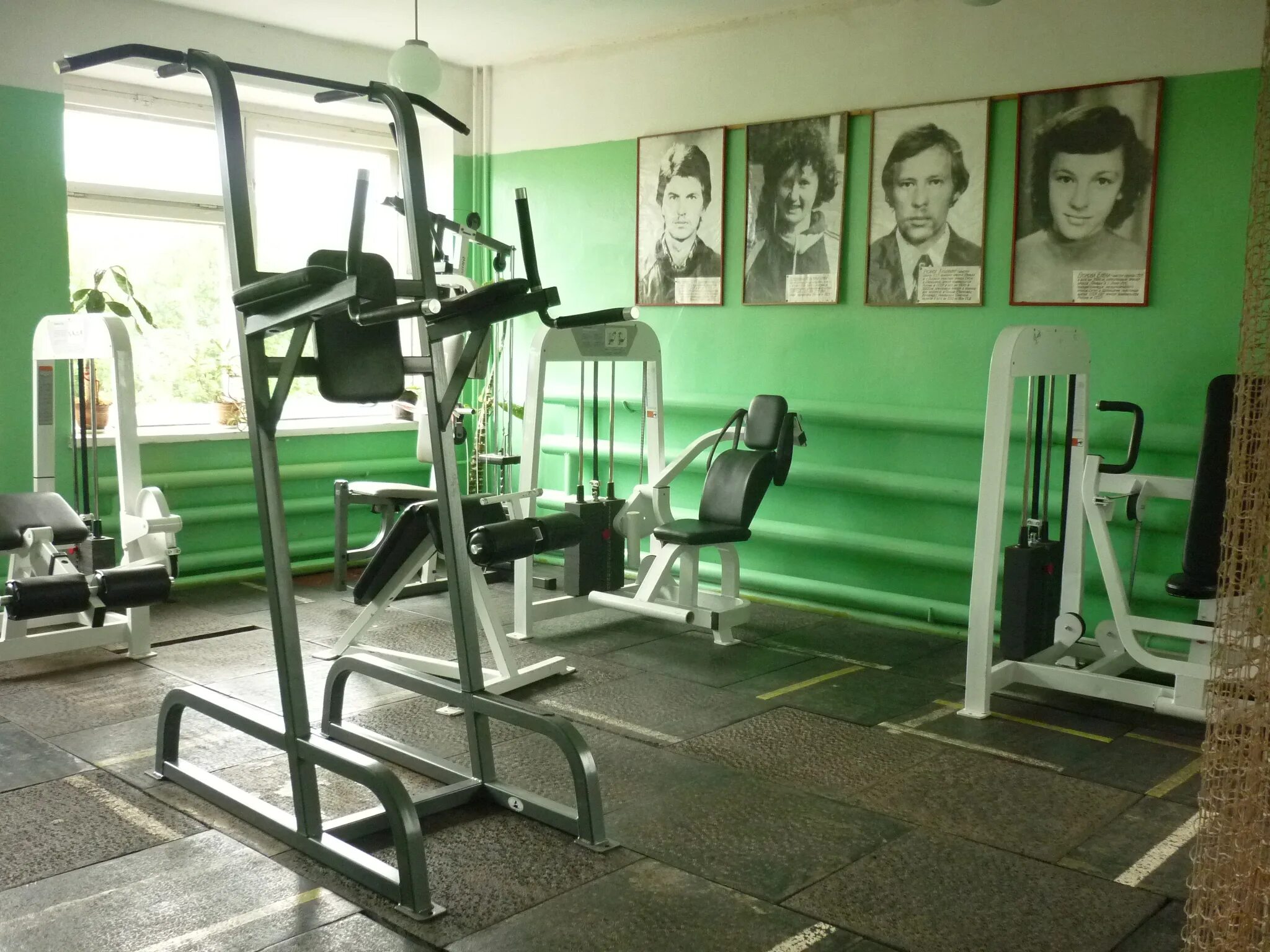 Нефтяник фитнес. Сибирский нефтяники тренажёрный зал. Спортзал Омск. Тренажерный зал Омск. Спортзал на Омской.