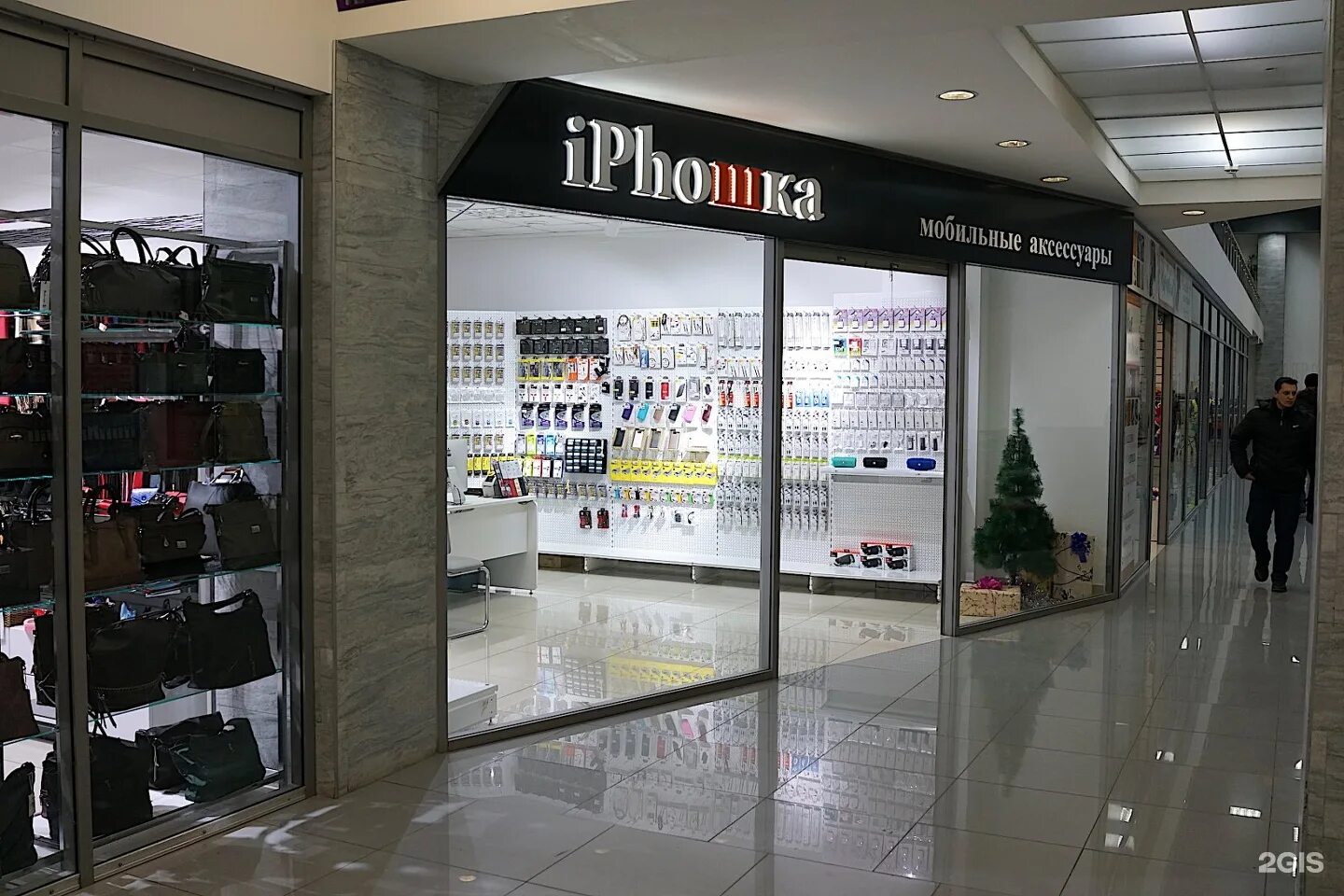 Mobile shop. ТЦ Полтавский Красноярск. Магазин сотовых телефонов. Сотовый магазин. Мобайл в магазине.