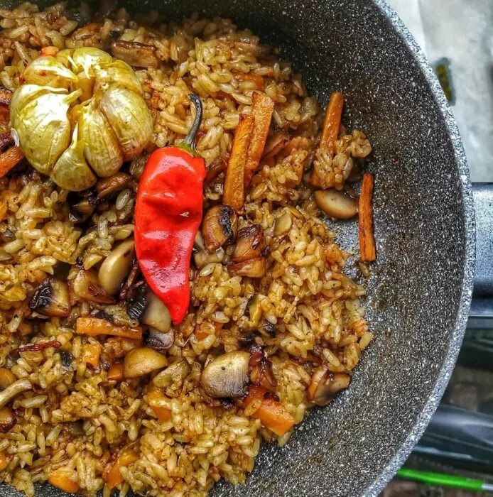 Плов с грибами шампиньонами на сковороде. Паэлья с грибами. Плов. Постный плов. Грибной плов.