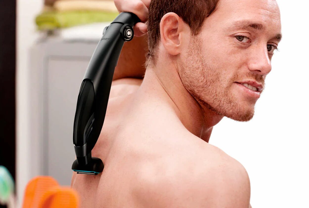 Бритья волос мужчин. Philips Bodygroom Series 3000 насадки. Бритье триммером. Стрижка триммером. Триммер для спины мужской.