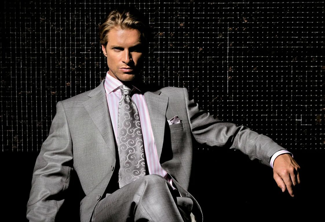 Респектабельный бизнесмен целлофановые. Мужчина в смокинге в кресле. Стильный мужчина в костюме. Мужчина в костюме. Блондин в костюме.