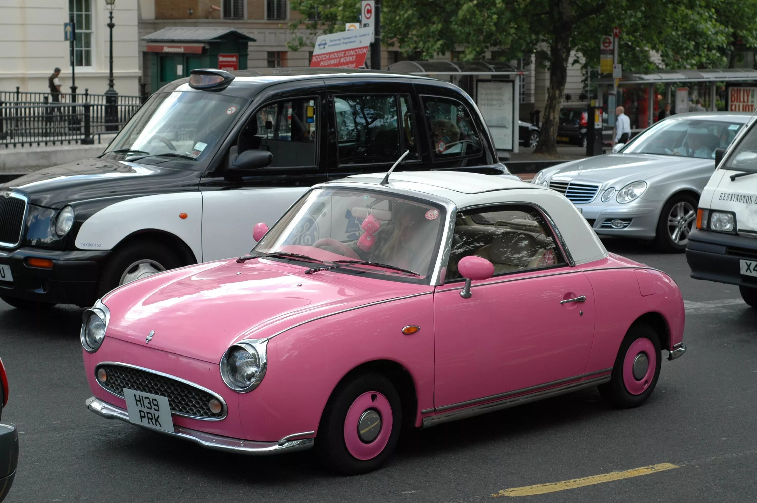 I like car. Nissan Figaro Pink. Розовый автомобиль. Автомобиль сбоку розовый. Розовая машина в России.