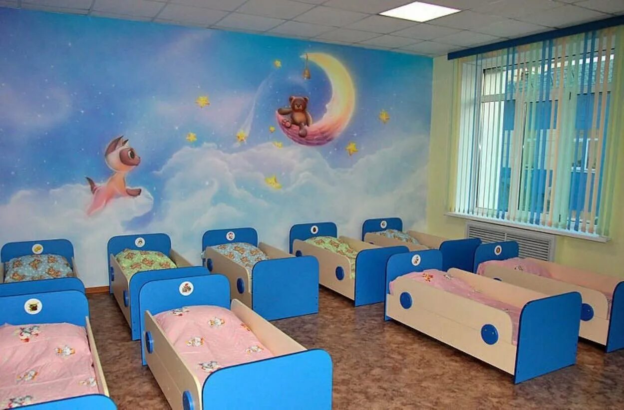 Описание детской комнаты в детском саду. Спальня в детском саду. Украшение стен спальни в детском саду. Спальни в детских садах. Стены в детском саду.