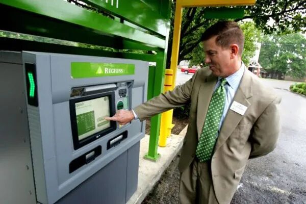 Деньги в банкомате. Платежный терминал сбербанка. Сбербанк фото. Очередь в банке. В отделение банка стоят два банкомата.