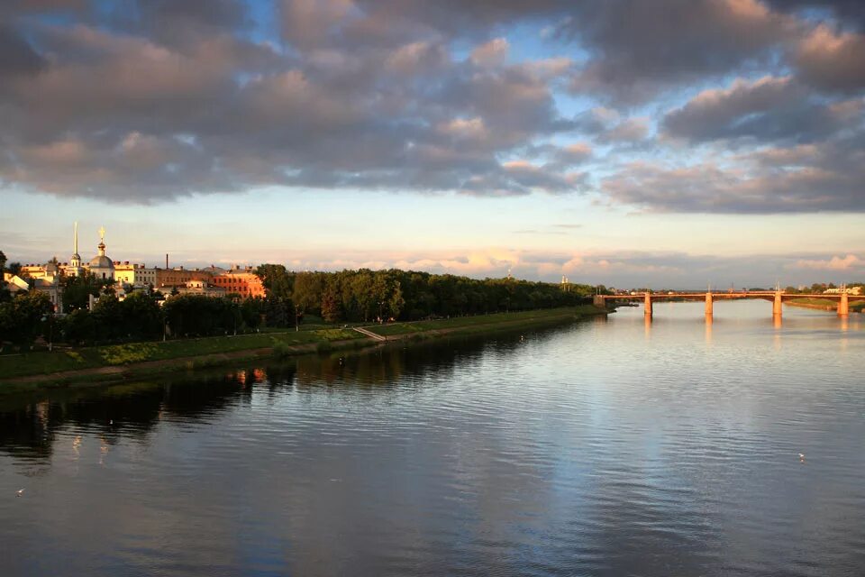 Тверь большие. Город Тверь-река Волга. Город Тверь Волга. Тверь река Тверца Городня. Набережная реки Волги Тверь.