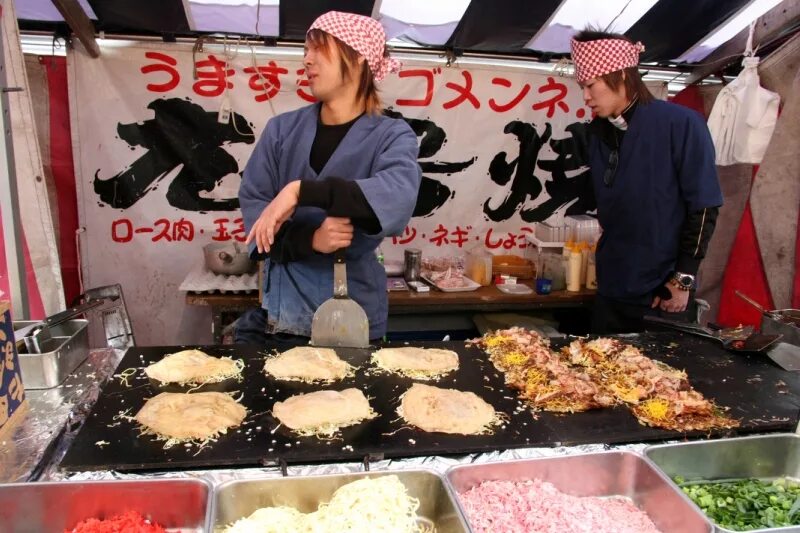 Мосо баго японский фастфуд. Какой фаст фуд в японии. Японский фаст фуд в токио. Японская еда такояки. Урумчи стрит фуд.