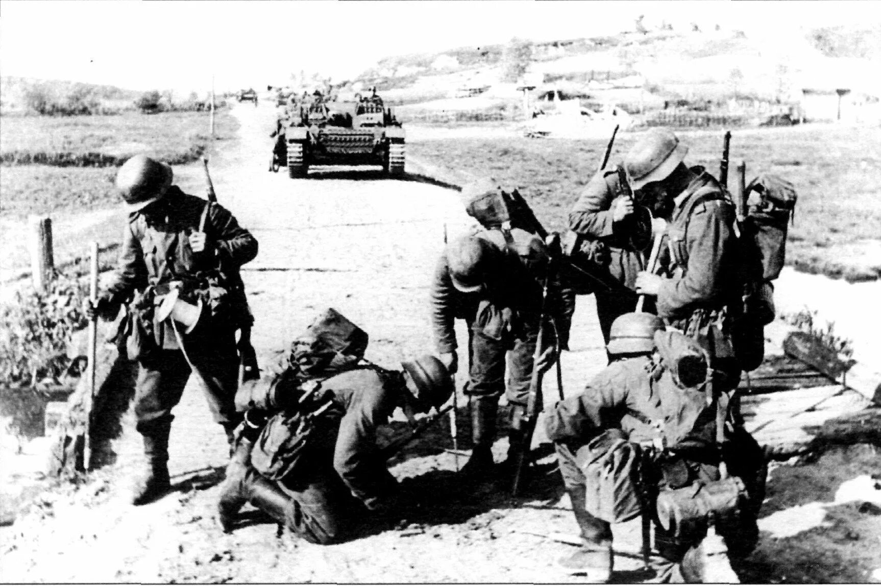 Саперы вермахта. Сапер по немецкий. Подрывная машинка вермахта. Форма немецких саперов. Немецкий сапер вермахта.