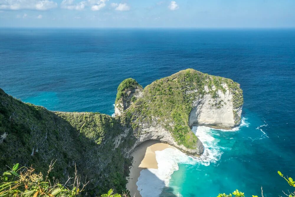 Остров Нуса Пенида. Nusa Penida Бали. Келинкинг Бич Нуса Пенида. Остров дракона Нуса Пенида. Island значение