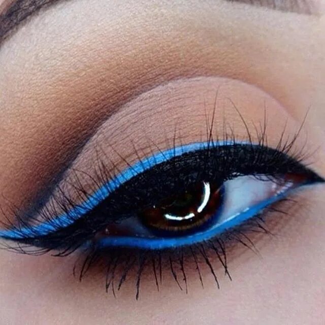 Подводка для глаз красная. Макияж синяя подводка. Широкие стрелки на глазах. Фиолетовые стрелки на глазах. Стрелки двух цветов.