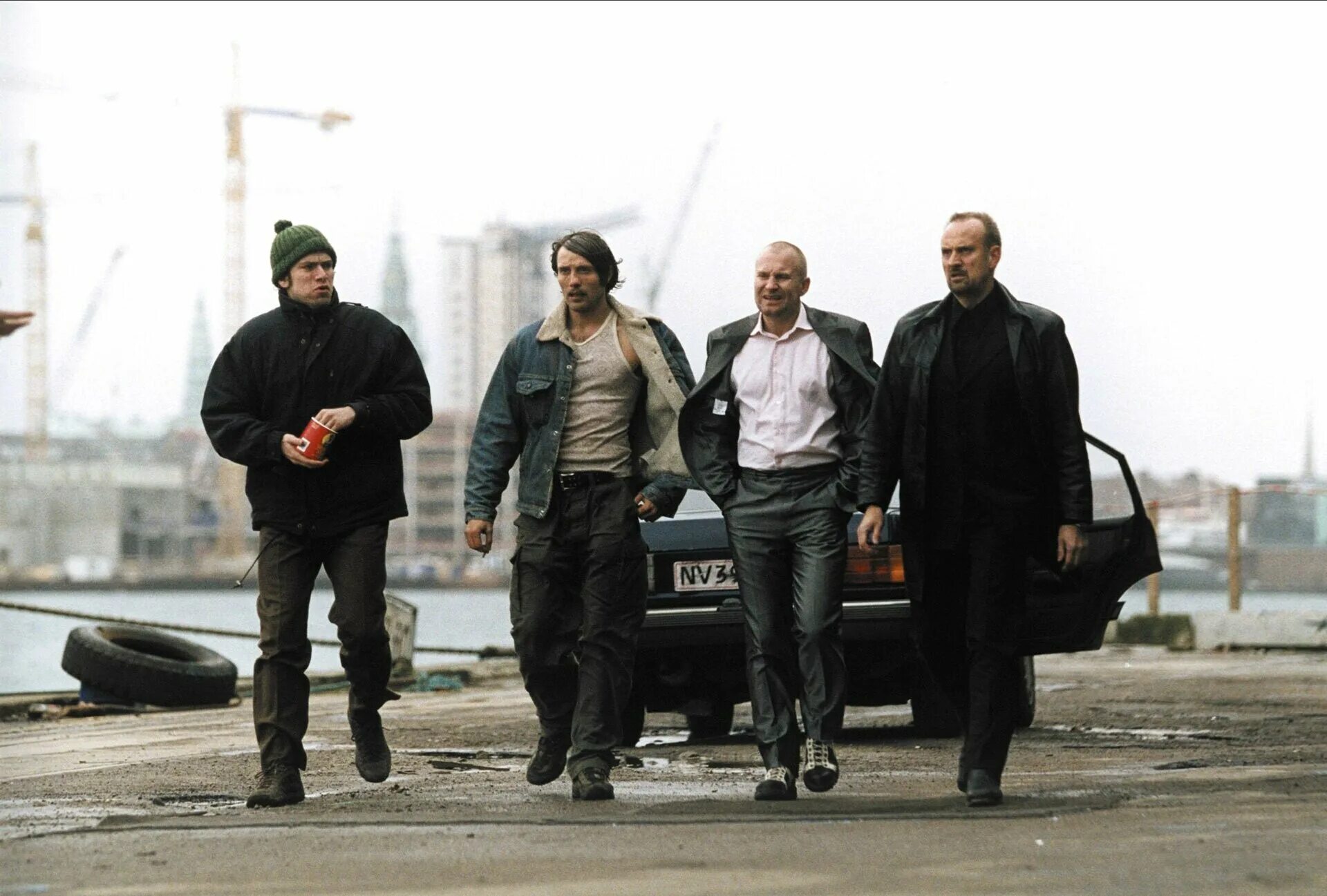 Мадс миккельсен мерцающие огни. Мерцающие огни фильм 2000 мадс. Блестки на черном фоне. Блестки боке. Мерцающие огни фильм 2000.