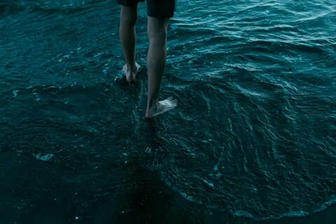 Заходит в воду