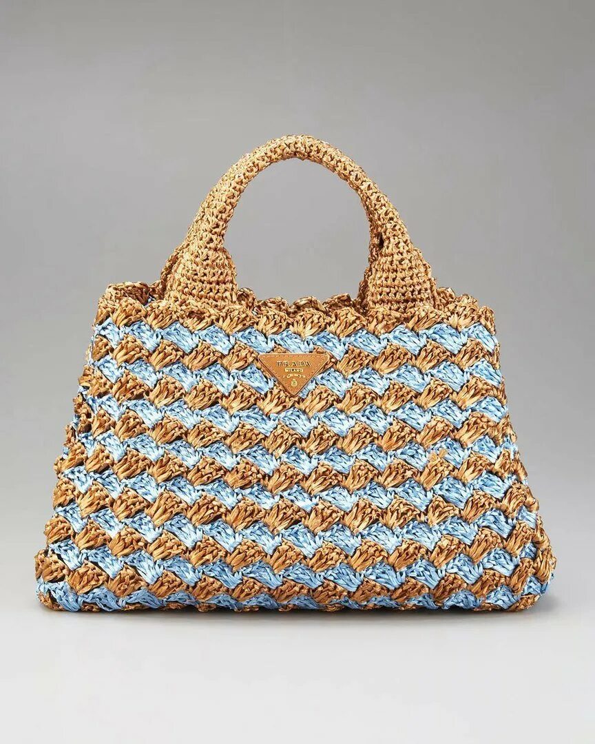 Мк вязаная сумка крючком. Prada raffia bag. сумка прада крючком. сумка prada из рафии. сумки из рафии прада 2025.