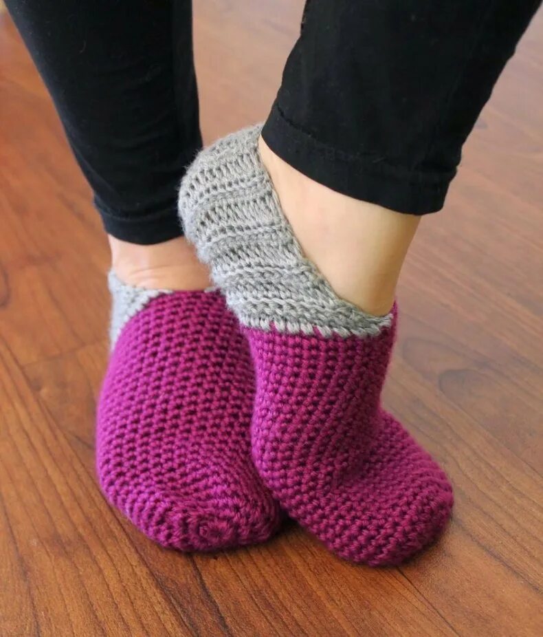 Вязаные тапочки. Домашние тапочки крючком. Вязаные тапки спицами. Вязаные домашние тапочки. Вязание домашних тапочек спицами.