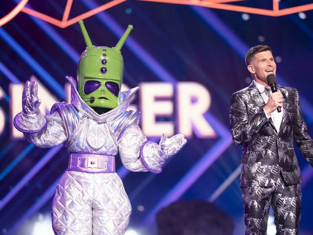 Кто был в маске матрешки в шоу. Шоу &quot;the masked singer&quot; -2025. костюмы из шоу маска.