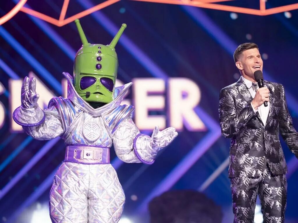 Маска какого выгнали. Шоу "the masked Singer" -2020. Костюмы из шоу маска.