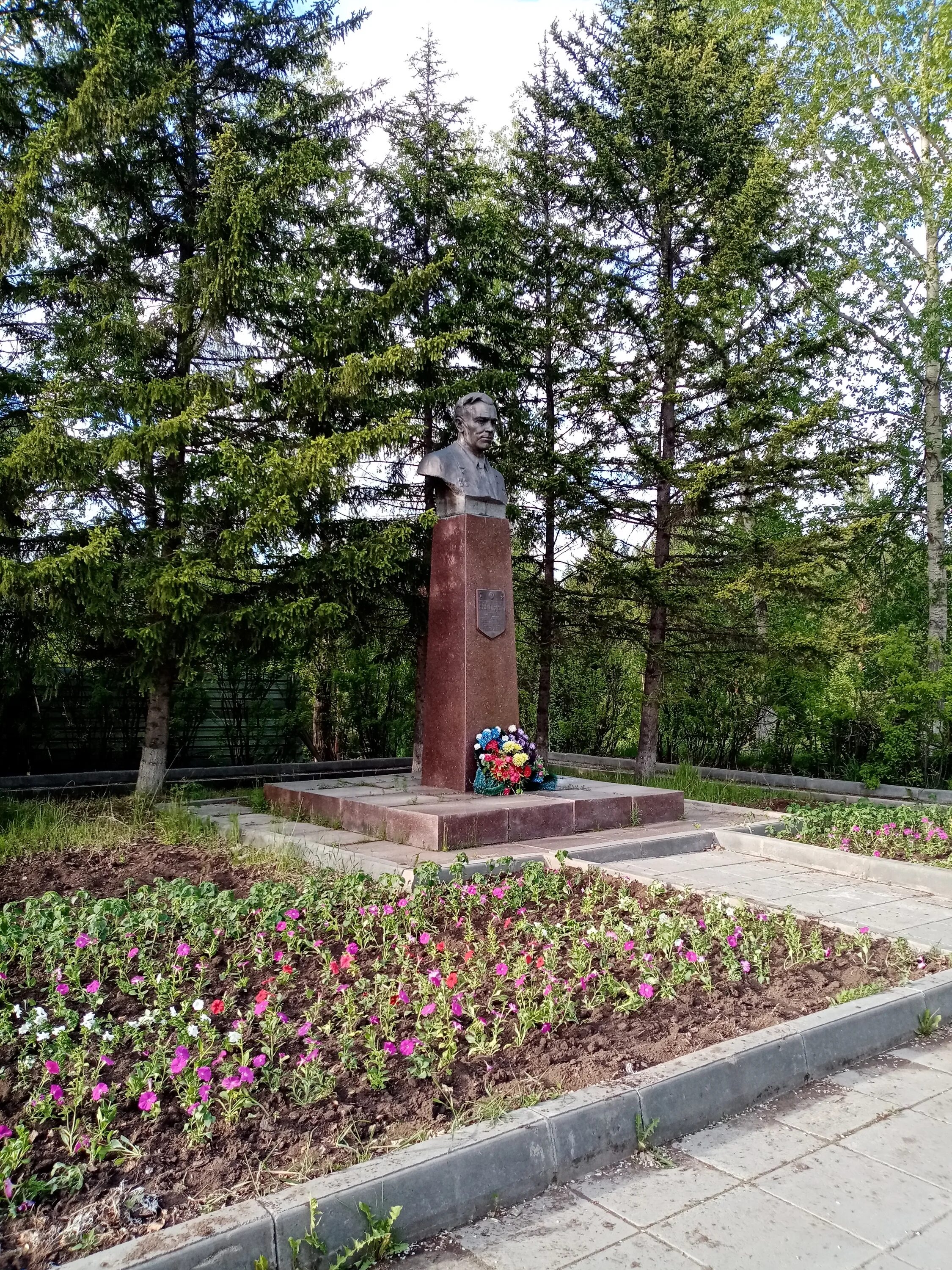 Погода в янгеле иркутской области. Мемориал Железногорск Илимский. Железногорск-Илимский сквер им. Янгеля. Бюст на мемориале Железногорск Илимский. Памятник Янгелю в Железногорске Илимском.