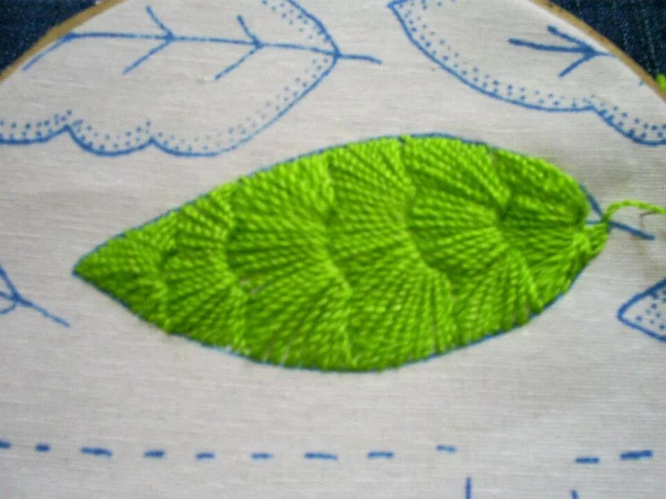 Вышивка листика гладью. Вышивка гладью листочек. Leaf stitch («вышивка листьев»). Вышивка листика. Листик гладью.
