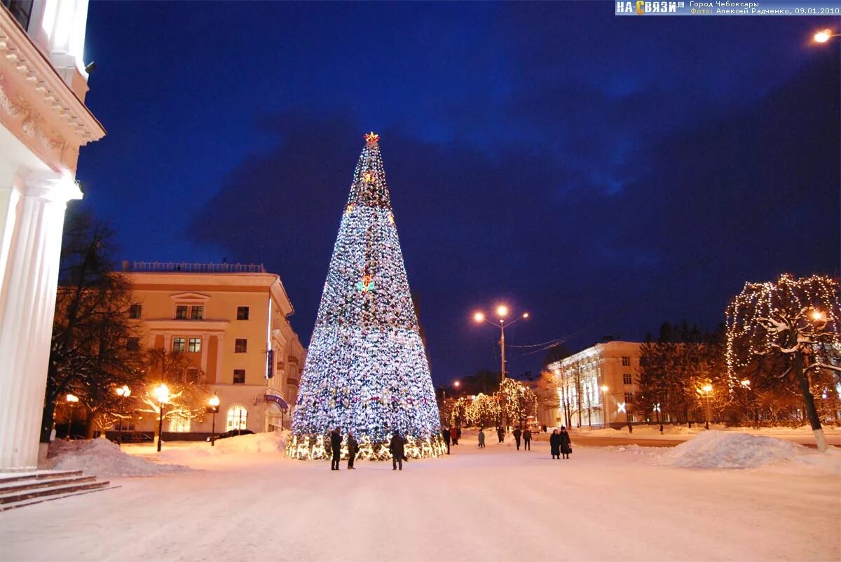 Елка на площади ленина чебоксары. Площадь республики чебоксары елка. Площадь ленина в чебоксарах новый год. Сквер на площади республики чебоксары. Ёлка площадь республики чебоксары 2021.