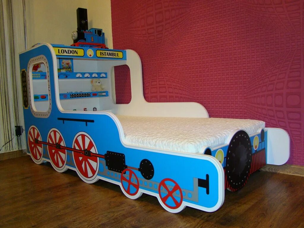 Детская кроватка паровозик. Двухэтажная кровать поезд. Кровати поезда в интерьере. Плацкарт ржд верхние полки. Кровать поезд.