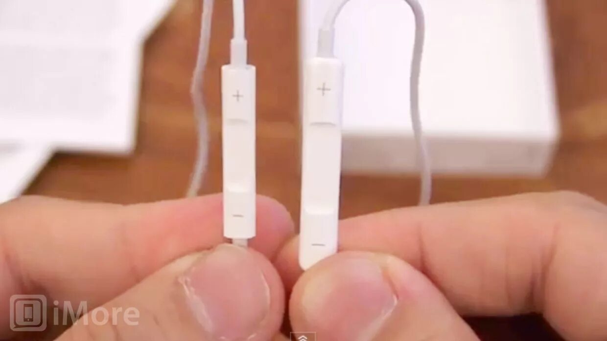 Как понять наушники оригинал или нет. Earpods iphone 4. earpods 3 fake vs original. наушники earpods lightning. earpods lightning оригинал и подделка.