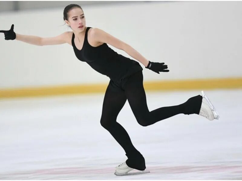 Ребенок фигурист. Фигурное катание подготовка. Фигуристы на тренировке. Пистолетик в фигурном катании. Фигуристки на тренировке.