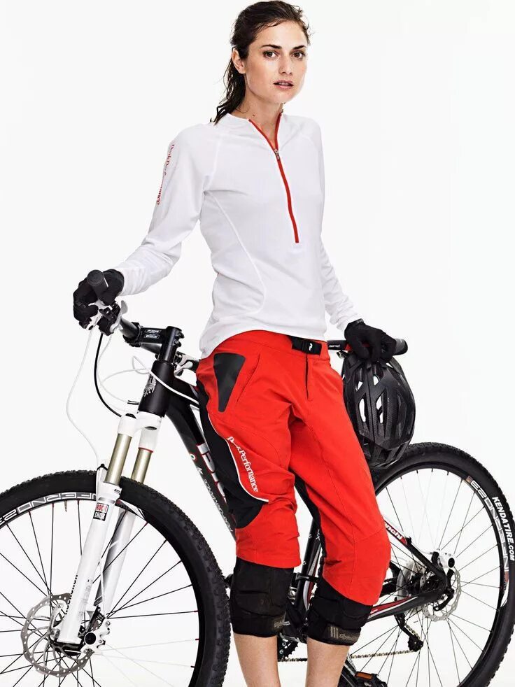 Безопасная одежда для женщин. Одежда для велопрогулки женская. Одежда для велосипедистов женская. Костюм велосипедиста. Велосипед спортивный женский.