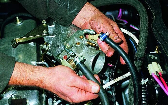 Как снять дроссель 2110 Патрубок дроссельной заслонки Lada 21102, 1,5 л, 2003 года своими руками DRIVE
