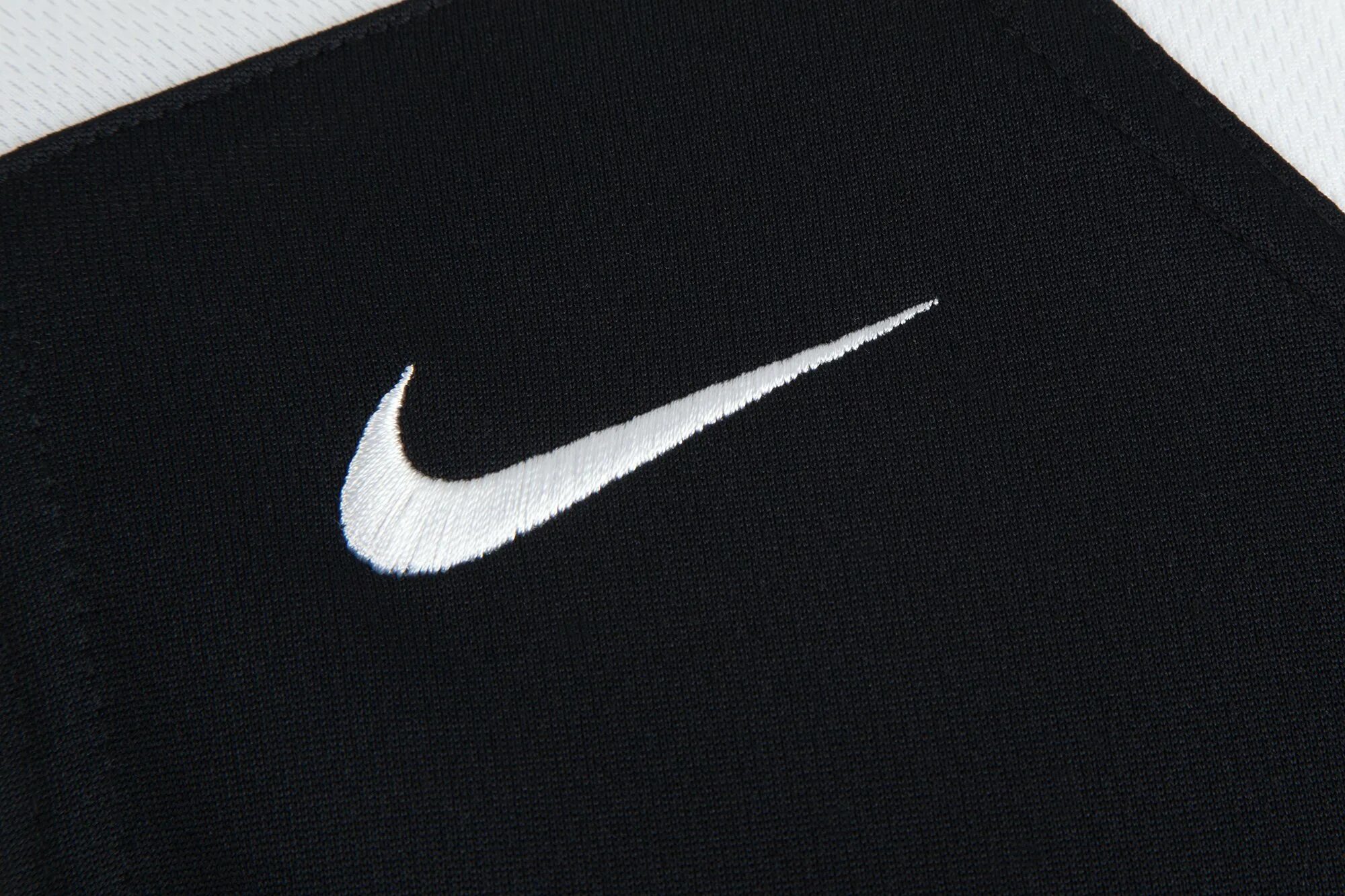Найк логотип по середине. Найк. nike вышивка. вышитый найк. значок найк вышивка.