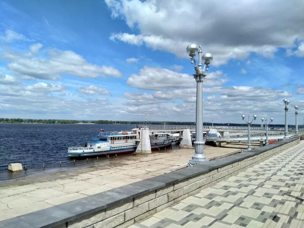 в 12 на пристани. старый корабль. пристань на волге вольск. самара речной вокзал причалы. мост мариуполь пирс.
