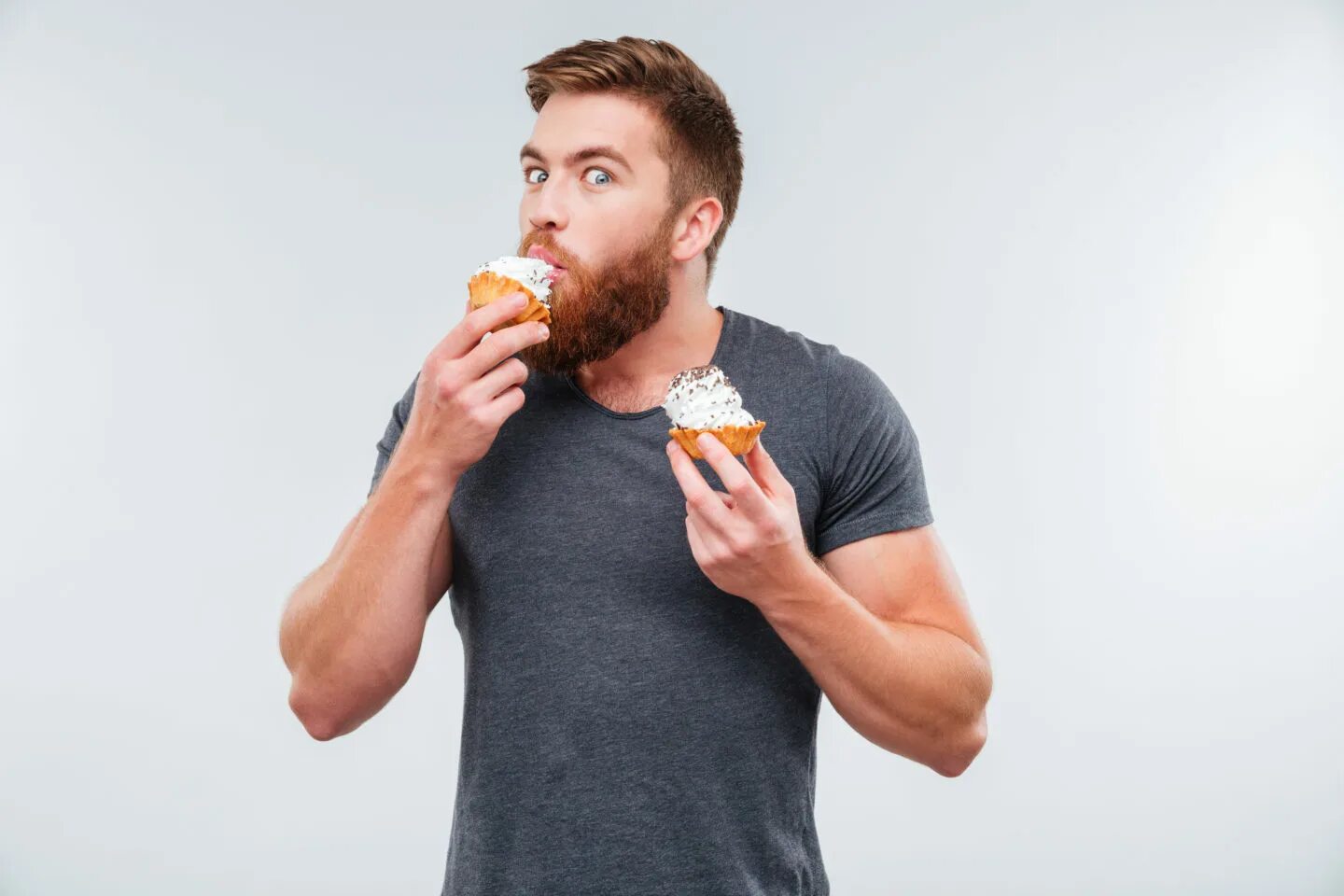 Эмоциональное переедание. Открывает холодильник. Мужчина есть сладости. Парень постоянно ест. Человек переел.