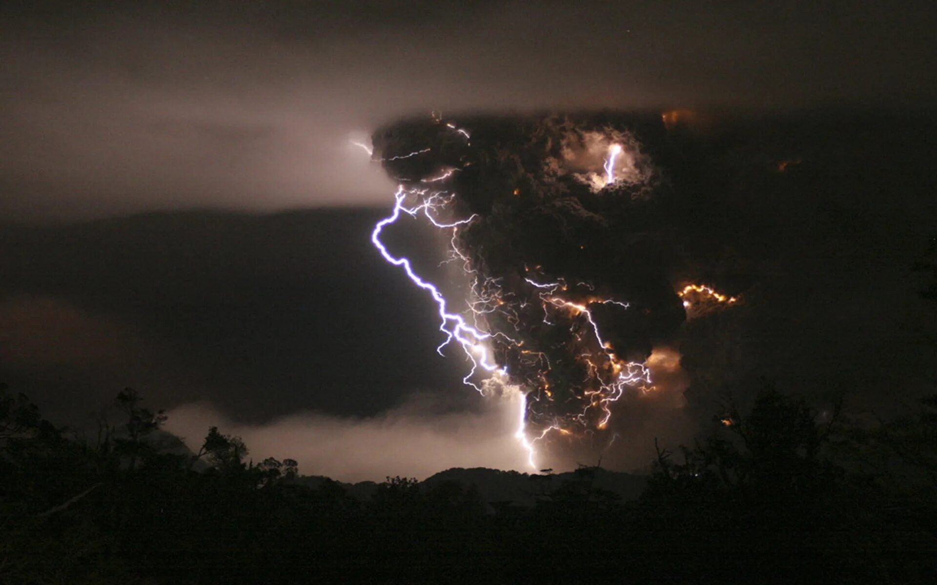 Nature disasters. Извержение вулкана Чайтен. Вулканическая молния в Чили, 2008. Катастрофы природы. Природные бедствия.