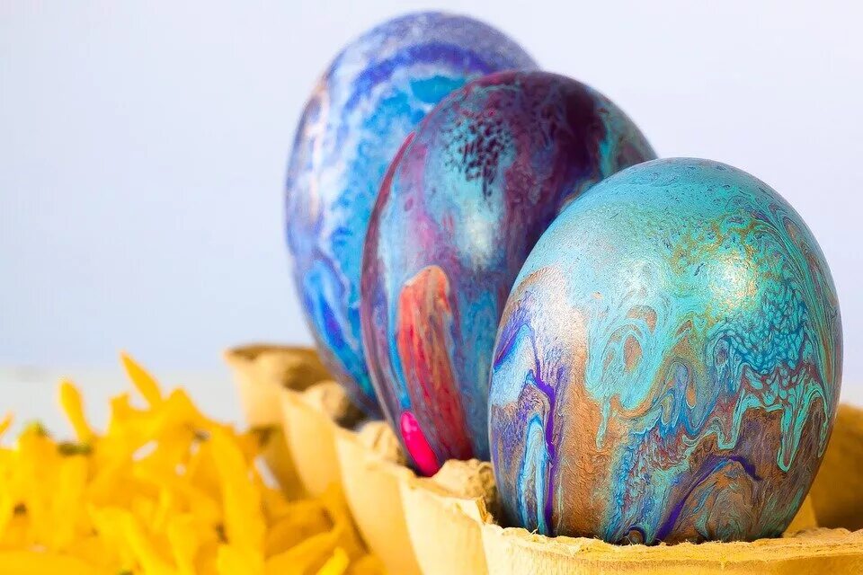 Можно красить яйца красками. Крашеные пасхальные яйца. Красивые яйца на Пасху. Креативное окрашивание яиц на Пасху. Красим яйца на Пасху.