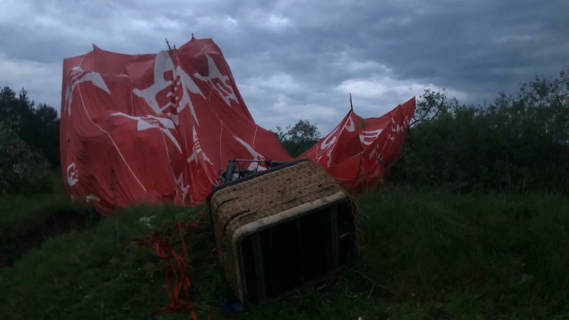 Упал воздушный шар. Воздушный шар упал. Крушения воздушных шаров. Воздушный шар разбился. Крушение воздушного шара.