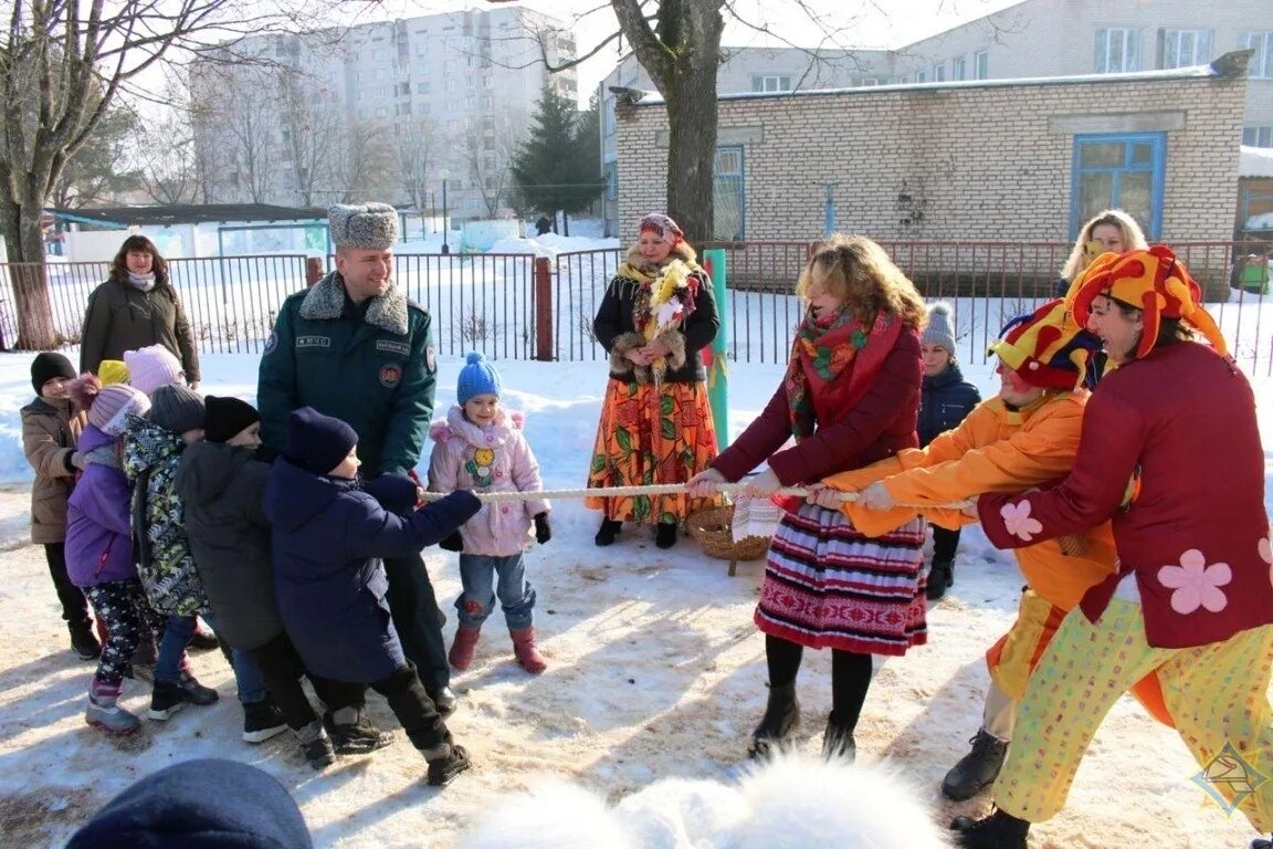 Масленичные гуляния в садике. Масленица в яслях. Масленичные гуляния в детском саду наряд. Масленичные гуляния в детском саду