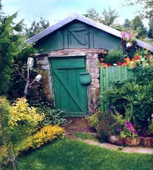 Сарай в саду. Красивый сарай для дачи. Декоративные постройки на даче. Шед сарайчик. Клумба у сарая.