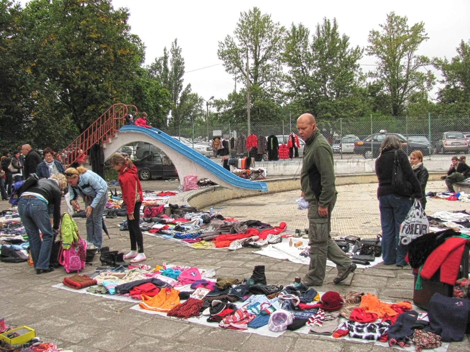 на рынке. центральный рынок одежда. вещевой рынок открыт. вещевой рынок. вещевой рынок открыт.