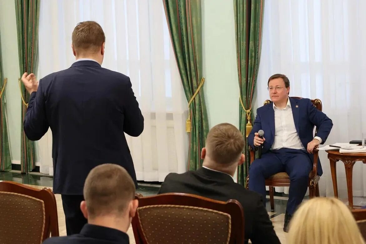 Почему азаров ушел в отставку в самаре. Почему азаров ушел в отставку в самаре