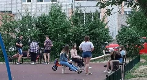 Подростки на детской площадке