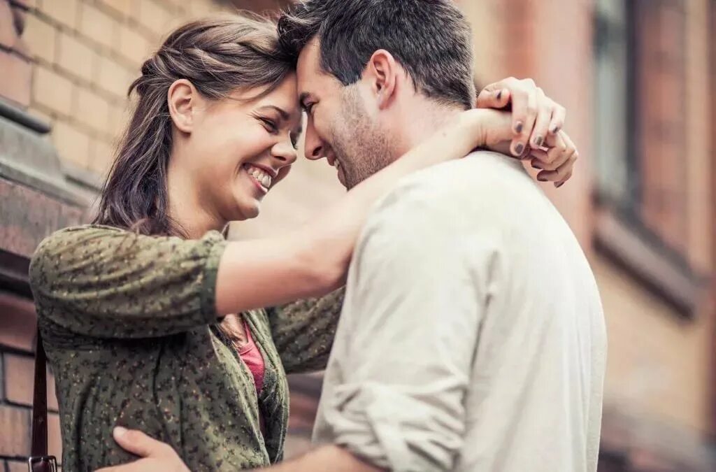 Couple meaning. Рисунки влюблённой пары на природе. Счастливая молодая пара. Счастливые отношения. Couple meaning.