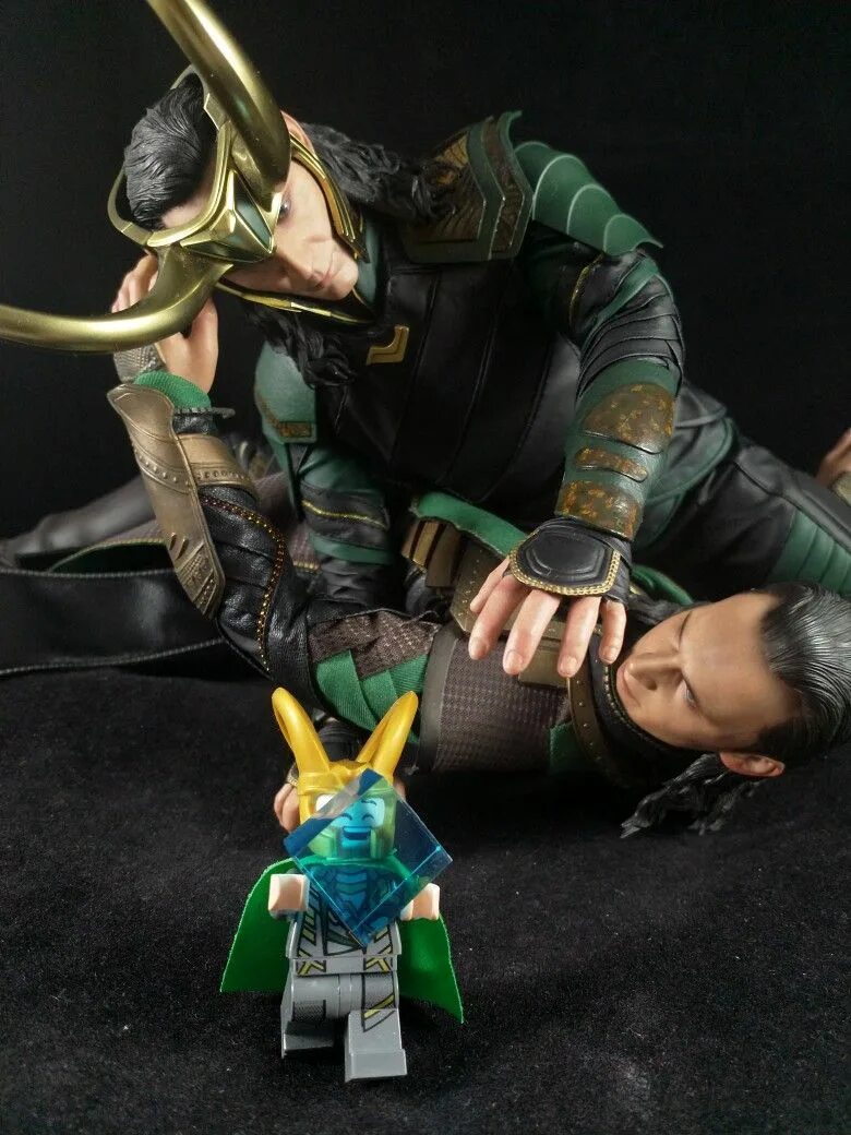 Локи работает. Тессеракт марвел локи. локи и тессеракт. игрушки марвел hot toys локи. локи сериал тессеракт.