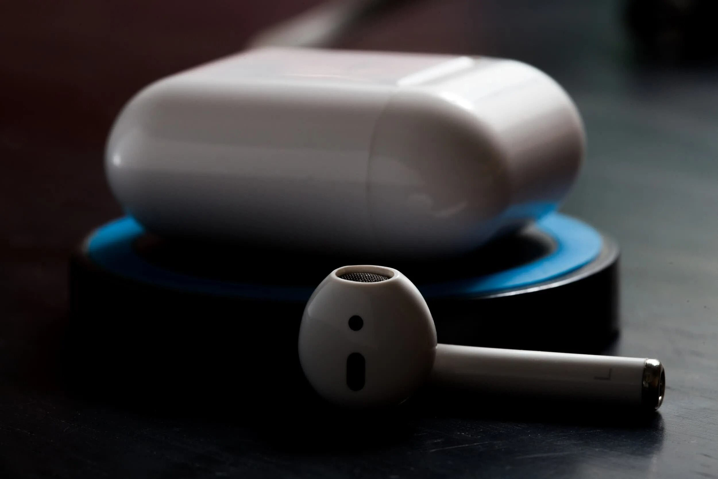 Почему airpods pro не заряжается. Airpods (2‑го поколения). наушники apple беспроводные 2025. airpods 2 беспроводная зарядка. airpods pro 2 2025.