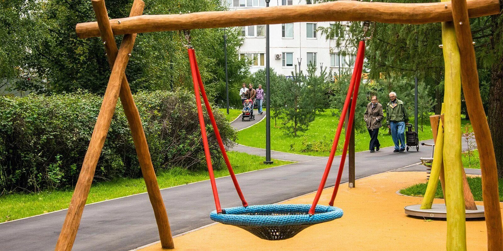 Скульптура летчицы в парке красногорск. Парк пилот. Парк летчиков тропарево никулино. Скульптуры в парке тропарево. Парк летчиков волгоград дзержинский район.