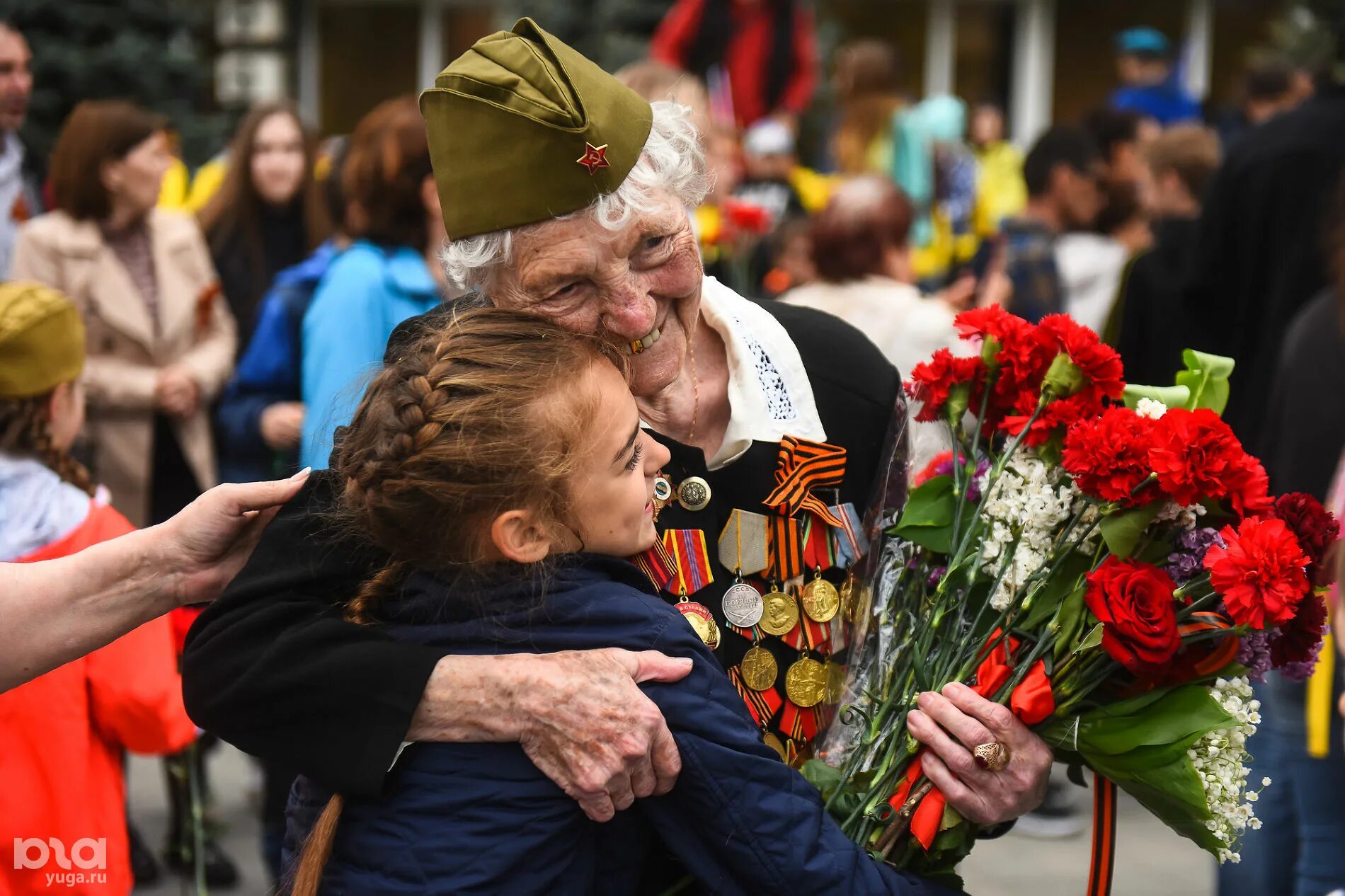 День победы подростки. Цветы ветеранам. День Победы ветераны. День Победы ветераны и дети. Защитники Отечества ветераны.