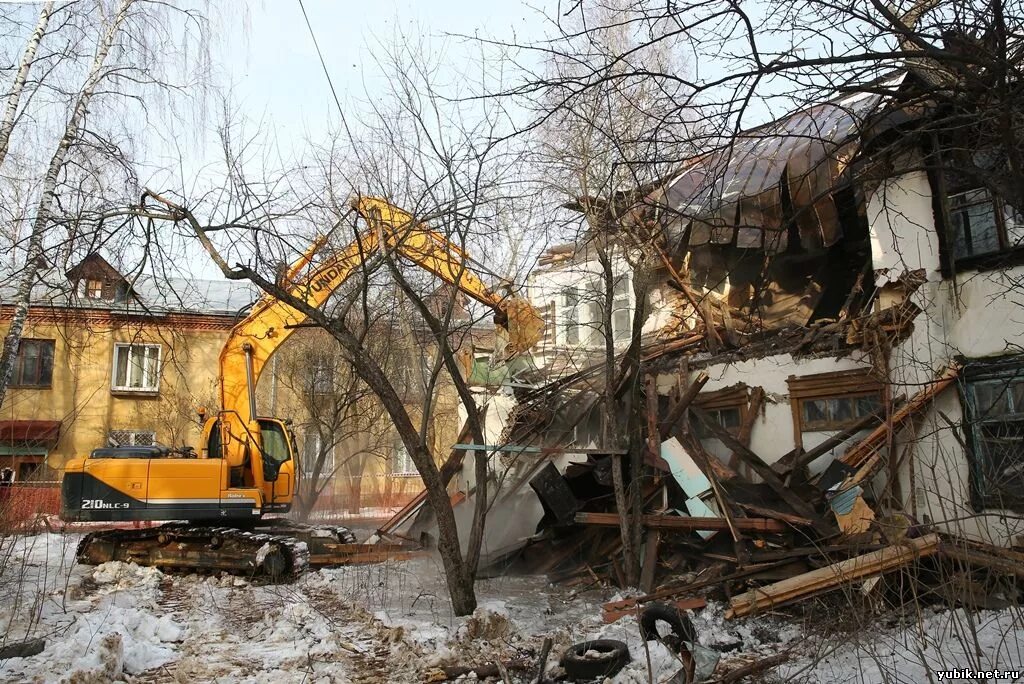 ветхое и аварийное жилье. демонтаж аварийного здания. рыкачева 4 волгоград. демонтаж старых домов. сносят дом.