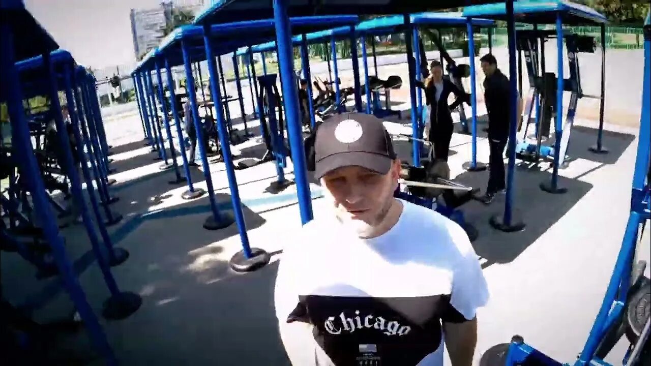 Площадка ясенево. Ясенево спортплощадка. спортплощадка ясенево тренажеры. спортивные площадки в ясенево. воркаут площадка ясенево.