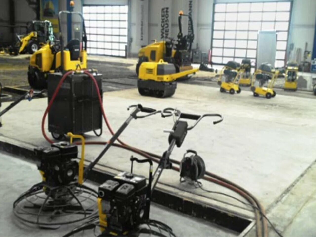 строительный инструмент напрокат. взять в аренду оборудование. прокат строительного инструмента. строительное оборудование на стройке. строительная техника и оборудование.