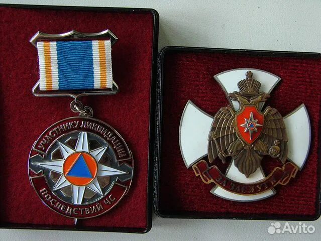 Знак мчс за заслуги. Знак "участнику ликвидации последствий ЧС" МЧС России. Медаль белый крест МЧС. Нагрудный знак МЧС России за заслуги. Знак крест МЧС за заслуги.