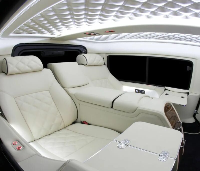 Белый салон в авто. Машина роллс ройс салон. яхта майбах. rolls royce phantom лимузин салон. роллс ройс белый салон.