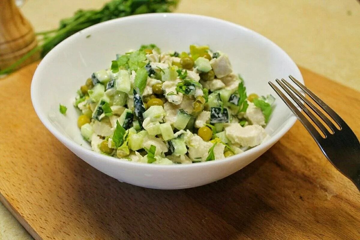 Салат с горохом и картошкой. Салат с солёными огурцами и горошком. Салат из картофеля с зеленым горошком. Салат с зелёным горошком. Салат с зелёным горошком и колбасой.
