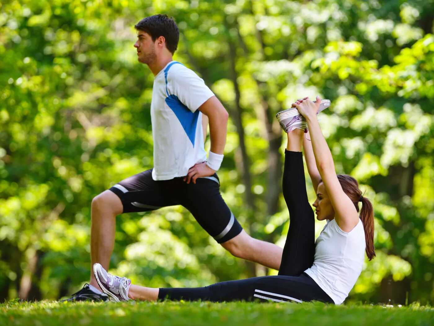 Физические упражнения. Спортивные люди. Здоровый образ жизни. Активный образ жизни.